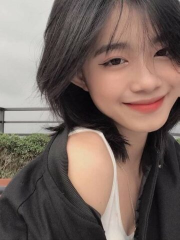 anh-gai-xinh-toc-ngang-vai-2k-1