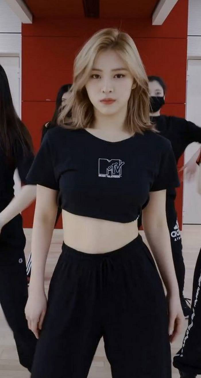 anh-gai-xinh-toc-ngang-vai-2k-21