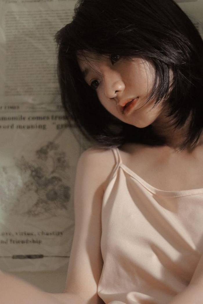 anh-gai-xinh-toc-ngang-vai-2k-26