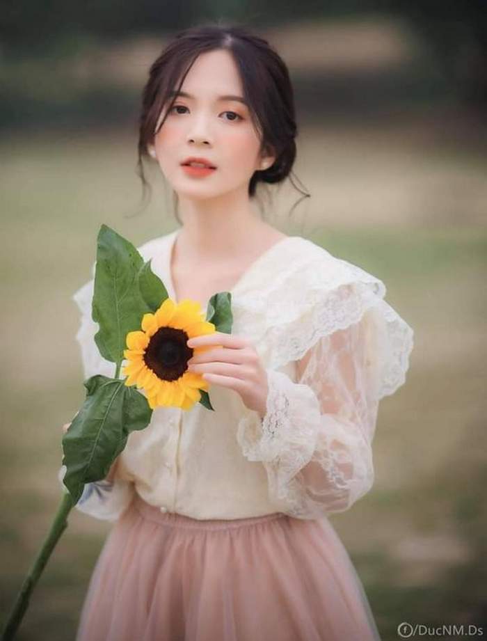 co-gai-cam-hoa-huong-duong-10