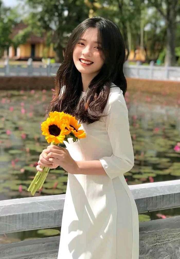 co-gai-cam-hoa-huong-duong-11 co-gai-cam-hoa-huong-duong-11
