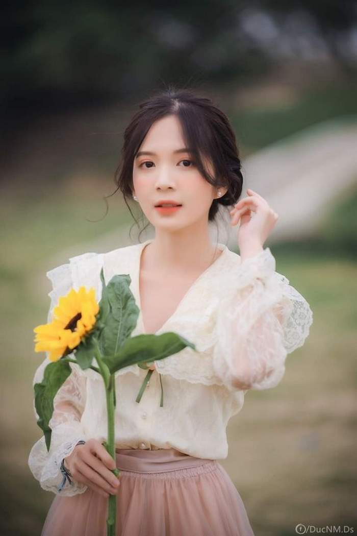 co-gai-cam-hoa-huong-duong-5