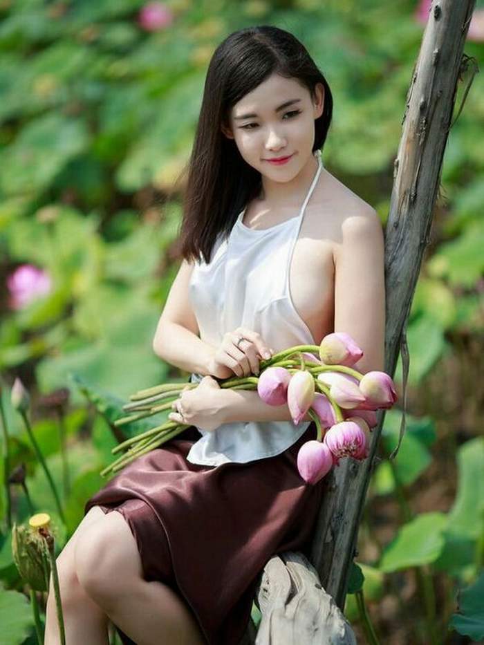 co-gai-cam-hoa-huong-duong-8