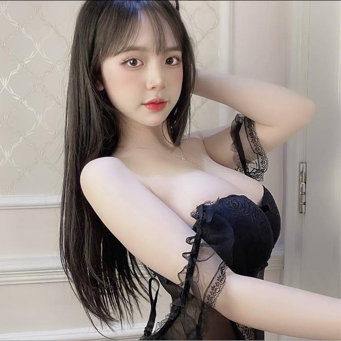 tran-huyen-chau-sexy-23